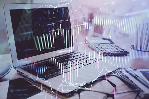 Börsendiagramm und Tabelle mit Computerhintergrund. Doppelbelichtung. Konzept der Finanzanalyse. — Stockfoto