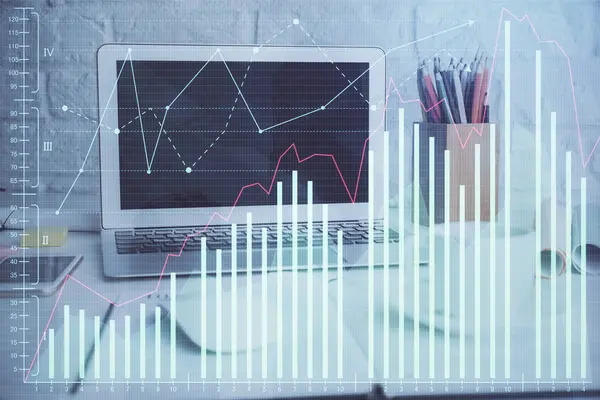 Finanzgrafik bunte Zeichnung und Tabelle mit Computer auf dem Hintergrund. Mehrfachbelichtung. Konzept der internationalen Märkte. — Stockfoto