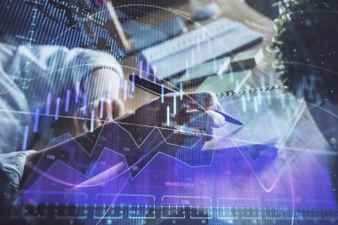 Finansal Forex çizelgeleri kadınların el notları arka plan alarak görüntülenir. Araştırma kavramı. Çift Pozlama