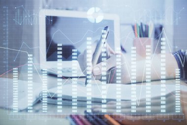 Finansal Forex çizelgeleri kadınların el notları arka plan alarak görüntülenir. Araştırma kavramı. Çift Pozlama