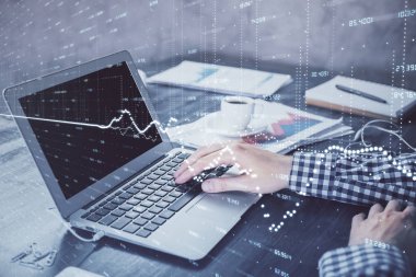 Arka planda bilgisayarla çalışan bir adamla iki kez ön x çizelgesine maruz kaldık. Pazar analizi kavramı.