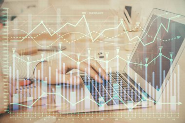 Arka planda dizüstü bilgisayar üzerinde çalışan adam ile borsa grafiği çift pozlama. Finansal analiz kavramı.