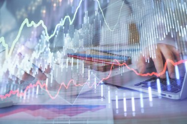 Arka planda ofiste bilgisayarda çalışan işadamı ile Forex grafiği. Sert çalışma kavramı. Çift Pozlama.