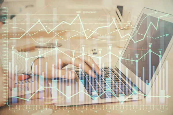 Dupla exposição do gráfico do mercado de ações com o homem trabalhando no laptop em segundo plano. Conceito de análise financeira . — Fotografia de Stock