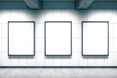 Boş üç pankartı olan metro istasyonu.