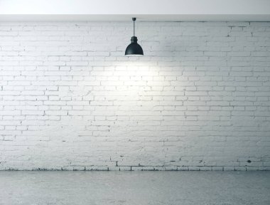 Boş duvar, lamba ve beton zemin olan oda