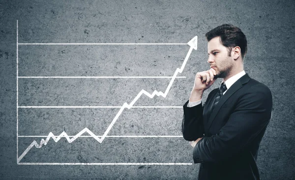 Empresário pensando e olhando para o gráfico de negócios — Fotografia de Stock