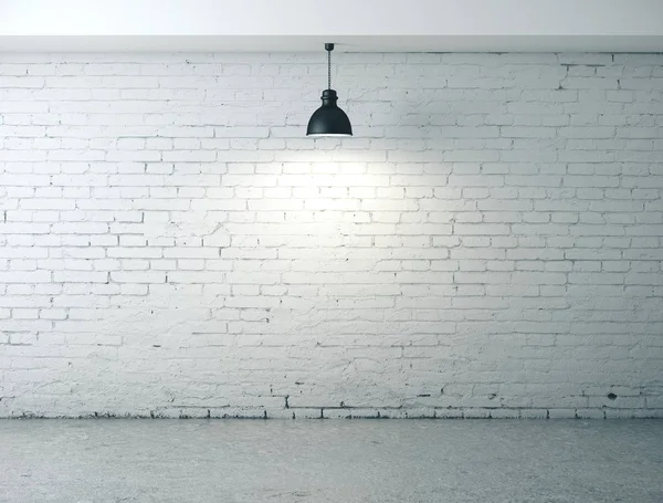 Sala com parede em branco, lâmpada e piso de concreto — Fotografia de Stock