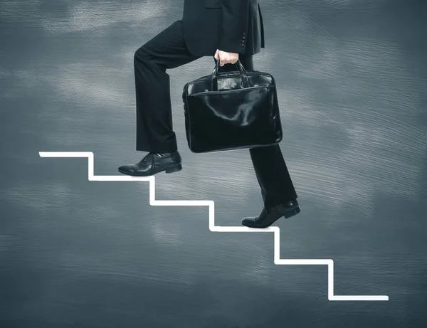 Hombre de negocios caminando en la escalera de dibujo — Foto de Stock