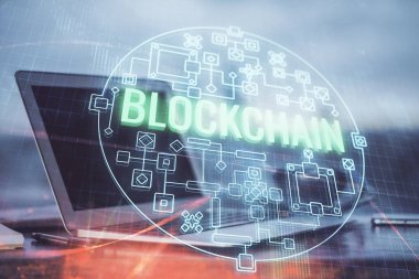 Blockchain temalı holograma ve bilgisayar arkaplanlı masaya çift pozlama. Bitcoin şifreleme para birimi kavramı.