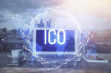 Blockchain temalı holograma ve bilgisayar arkaplanlı masaya çift pozlama. Bitcoin şifreleme para birimi kavramı.
