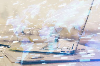 Bilgisayar ve teknoloji temalı holograma çifte maruz kalma. Serbest çalışma kavramı.