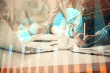 Arka planda bilgisayarda çalışan bir adamla birlikte çok sayıda formasyona maruz kaldık. Pazar analizi kavramı.