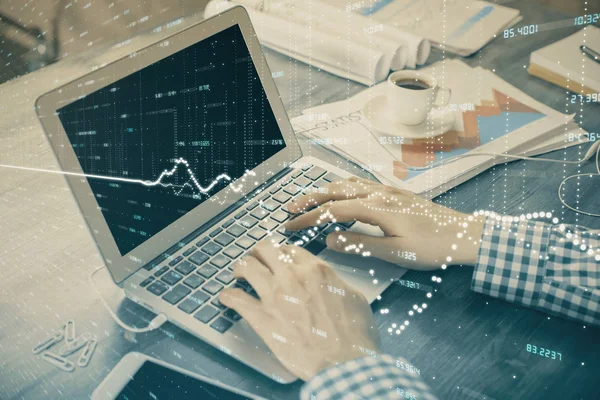 Dupla exposição do gráfico forex com o homem trabalhando no computador em segundo plano. Conceito de análise de mercado . — Fotografia de Stock