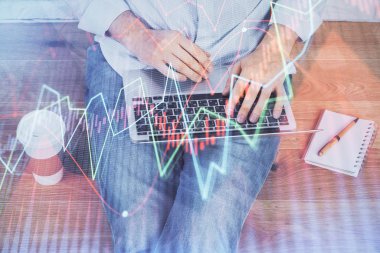 Arka planda ofiste bilgisayarda çalışan işadamı ile Forex grafiği. Analiz kavramı. Çift Pozlama.