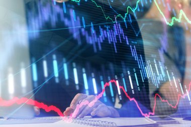 Arka planda ofiste bilgisayarda işadamı yazarak Forex grafiği. Analiz kavramı. Çift Pozlama.