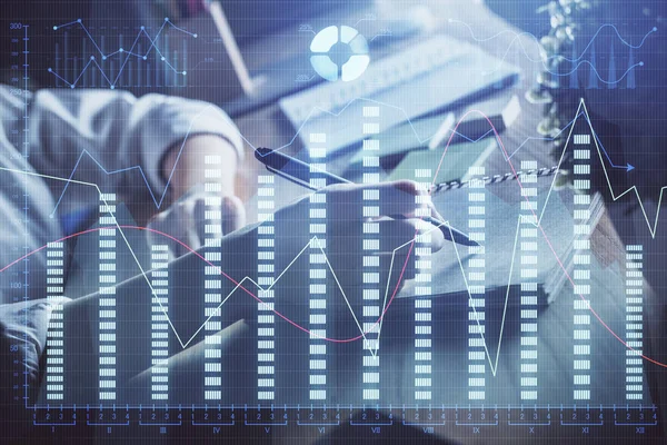 Finansal Forex çizelgeleri kadınların el notları arka plan alarak görüntülenir. Araştırma kavramı. Çift Pozlama