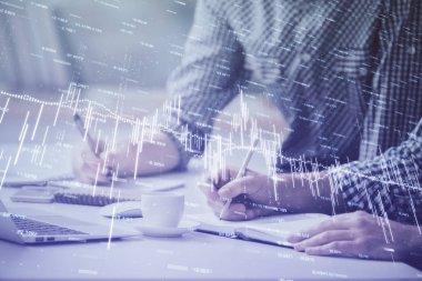 Arka planda bilgisayarda çalışan bir adamla birlikte çok sayıda formasyona maruz kaldık. Pazar analizi kavramı.