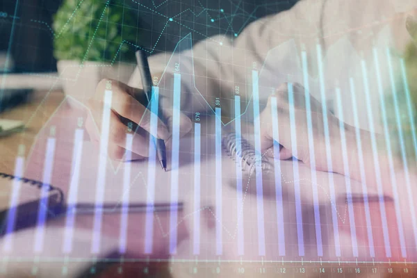 Gráfico de divisas financieras que se muestran en las manos tomando notas de fondo. Concepto de investigación. Doble exposición — Foto de Stock