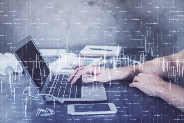 Arka planda bilgisayarla çalışan bir adamla iki kez ön x çizelgesine maruz kaldık. Pazar analizi kavramı.