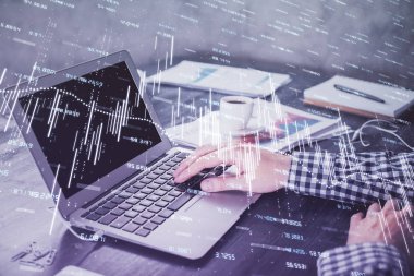 Arka planda bilgisayarla çalışan bir adamla iki kez ön x çizelgesine maruz kaldık. Pazar analizi kavramı.