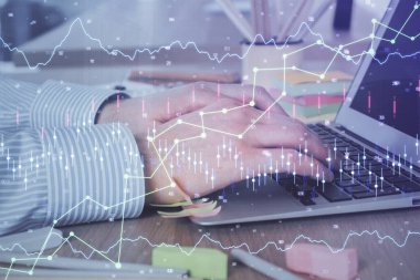 Arka planda dizüstü bilgisayar üzerinde çalışan adam ile borsa grafiği çoklu pozlama. Finansal analiz kavramı.