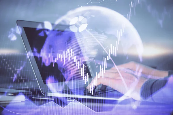 Dvojnásobná expozice grafu akciového trhu s mužem pracujícím na pozadí přenosného počítače. Koncepce finanční analýzy. — Stock fotografie