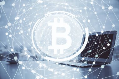 Blockchain temalı holograma ve bilgisayar arkaplanlı masaya çift pozlama. Bitcoin şifreleme para birimi kavramı.