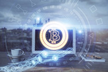 Blockchain temalı holograma ve bilgisayar arkaplanlı masaya çift pozlama. Bitcoin şifreleme para birimi kavramı.