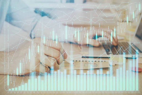 Multi exposición de gráfico financiero con el hombre trabaja en la oficina en segundo plano. Concepto de análisis . —  Fotos de Stock