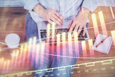 Arka planda ofiste bilgisayarda çalışan işadamı ile Forex grafiği. Analiz kavramı. Çift Pozlama.