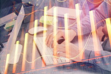 Arka planda ofiste bilgisayarda işadamı yazarak stok grafiği. Analiz kavramı. Çift Pozlama.