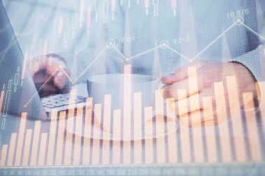 Arka planda ofiste bilgisayarda yazan adam ile grafik çift pozlama. Sıkı çalışma kavramı.