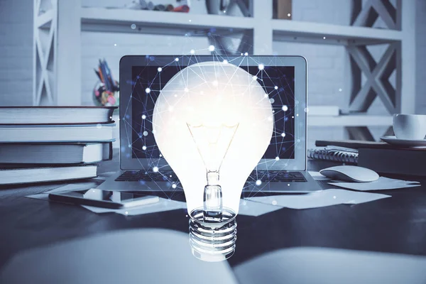 Ordinateur de bureau dans le bureau avec hologramme de l'icône de l'ampoule. Exposition multiple. Concept d'idée. — Photo