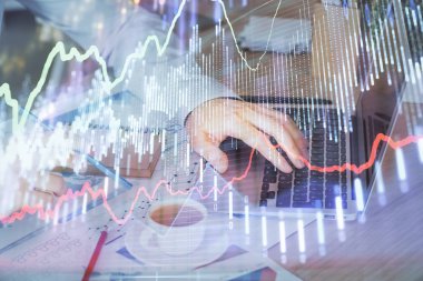 Arka planda ofiste bilgisayarda çalışan işadamı ile Forex grafiği. Sert çalışma kavramı. Çoklu pozlama.