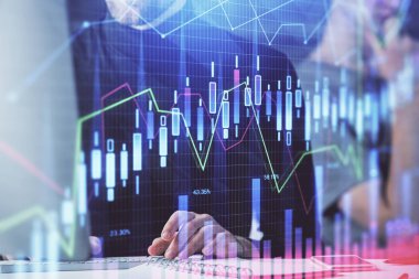 Arka planda ofiste bilgisayarda işadamı yazarak Forex grafiği. Analiz kavramı. Çift Pozlama.