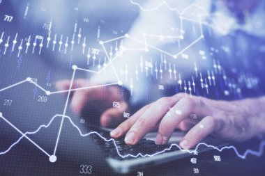 Arka planda ofiste bilgisayarda işadamı yazarak Forex grafiği. Analiz kavramı. Çift Pozlama.