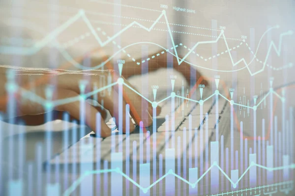 Forex-Graph mit Geschäftsmann, der am Computer im Büro im Hintergrund arbeitet. Konzept der Fleißarbeit. Nahaufnahme. Mehrfachbelichtung. — Stockfoto