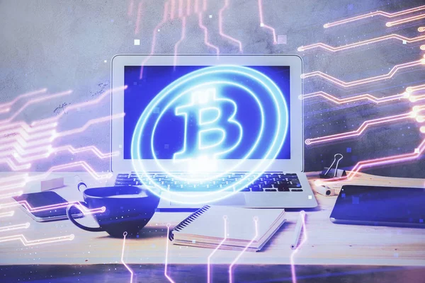 Expunerea dublă a hologramei temei blockchain și a tabelului cu fundal computerului. Conceptul de monedă cripto Bitcoin . — Fotografie, imagine de stoc