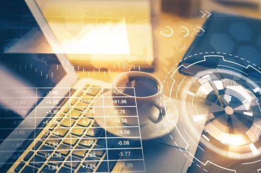 Finansal pazar grafiği hologramı ve kişisel bilgisayar arka planda. Çoklu maruz kalma. Önx kavramı.