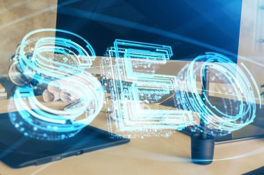 Bilgisayar ve seo çizim hologramı olan çok katmanlı bir tablo. Arama optimizasyon kavramı.