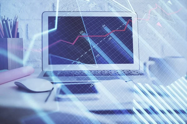 Holograma gráfico del mercado Forex y antecedentes personales de la computadora. Exposición múltiple. Concepto de inversión. —  Fotos de Stock