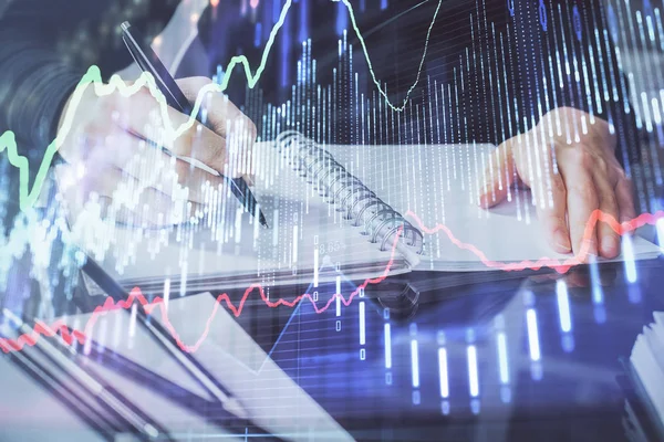 Holograma gráfico de divisas en la mano tomando notas de fondo. Concepto de análisis. Exposición múltiple —  Fotos de Stock