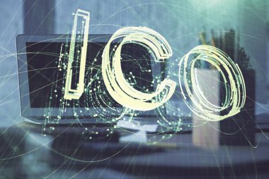 Blockchain temalı holograma ve bilgisayar arkaplanlı masaya çift pozlama. Bitcoin şifreleme para birimi kavramı.