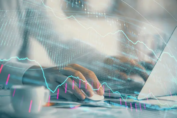 Doble exposición del gráfico de divisas con el hombre que trabaja en la computadora en el fondo. Concepto de análisis de mercado . — Foto de Stock