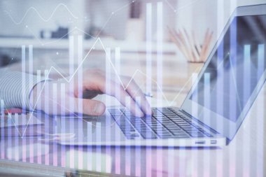 Arka planda dizüstü bilgisayar üzerinde çalışan adam ile borsa grafiği çift pozlama. Finansal analiz kavramı.