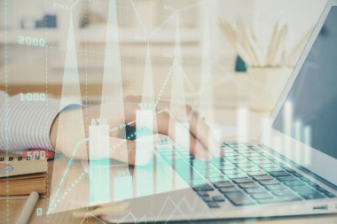 Arka planda dizüstü bilgisayar üzerinde çalışan adam ile borsa grafiği çift pozlama. Finansal analiz kavramı.