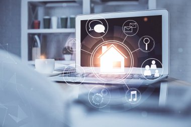 Ofisteki masaüstü bilgisayar geçmişi ve büyük kasaba binaları hologram çizimi. Çifte maruziyet. Akıllı şehir konsepti.