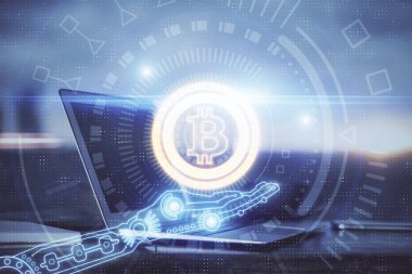 Blockchain temalı holograma ve bilgisayar arkaplanlı masaya çift pozlama. Bitcoin şifreleme para birimi kavramı.