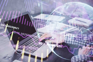 Arka planda bilgisayarla çalışan bir adamla iki kez ön x çizelgesine maruz kaldık. Pazar analizi kavramı.